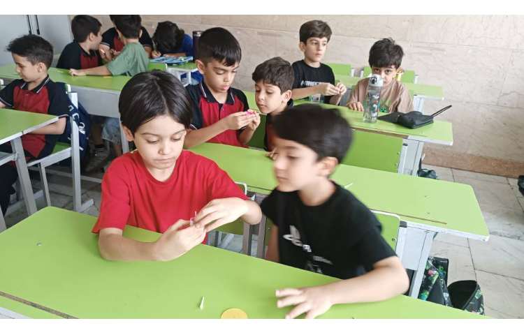 زنگ دست سازه ساخت فرفره با در بطری و خمیر کلی و گوش پاک کن 3
