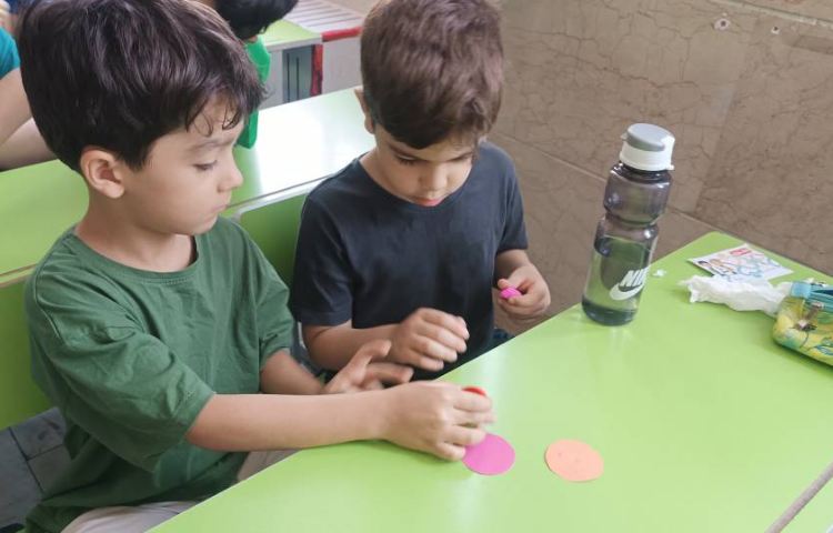 زنگ دست سازه ساخت فرفره با در بطری و خمیر کلی و گوش پاک کن 4
