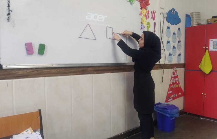 زنگ ریاضی:مبحث محیط با دست‌ورزی تدریس شد.