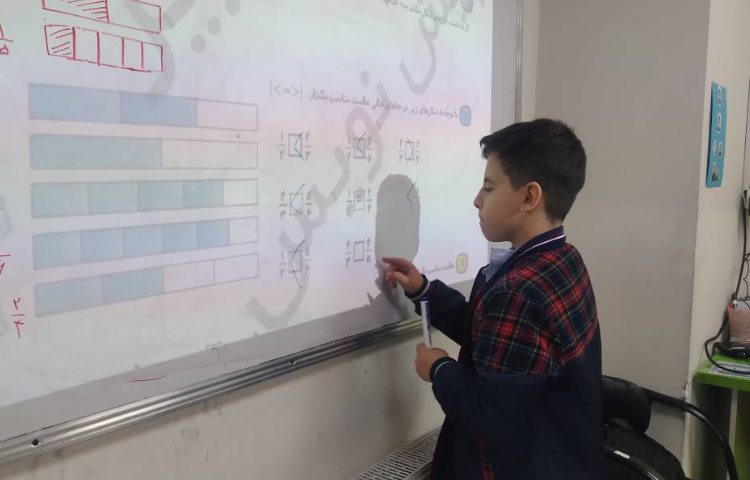 زنگ ریاضی : انجام تمرینات کتاب کار و آشنایی دانش‌آموزان با پرگار و گونیا