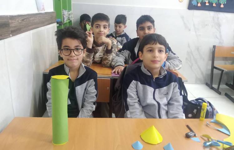 زنگ ریاضی: انجام فعالیت‌های مربوط به بحث احتمال و آشنایی با مخروط و استوانه 1