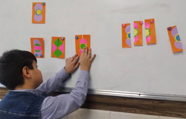 زنگ ریاضی: انجام فعالیت‌های کتاب ریاضی و تمرین تقارن 1