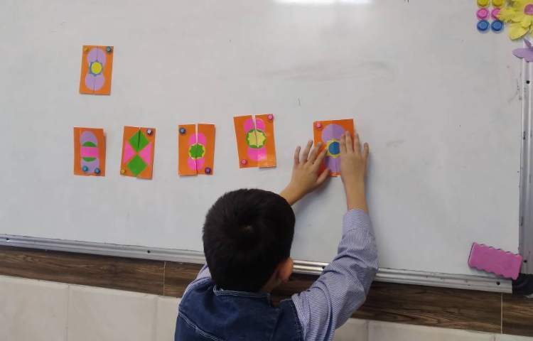 زنگ ریاضی: انجام فعالیت‌های کتاب ریاضی و تمرین تقارن 3