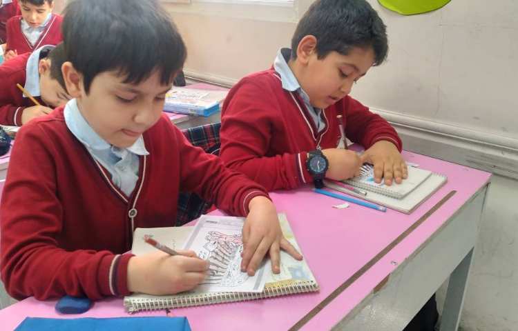 زنگ ریاضی: جمع و تفریق‌های 4 رقمی با شکل 2