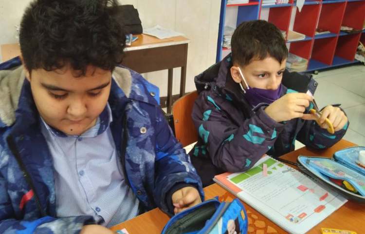 زنگ ریاضی : دست ورزی حل تمرین مساحت مربوط،به صفحه‌ی 88 کتاب ریاضی 2