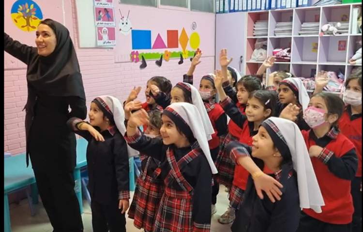 زنگ زبان انگلیسی نوآموزان کودکستان پرتوعلوی