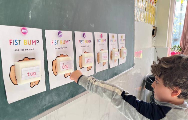 Fist Bump and read-زنگ زبان عمومی 1