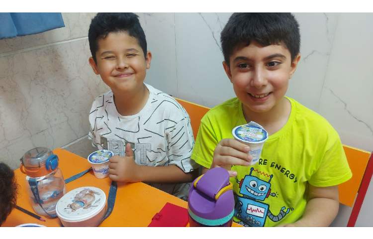 زنگ شیرین میان وعده و توزیع میان وعده در تمامی کلاس ها 3