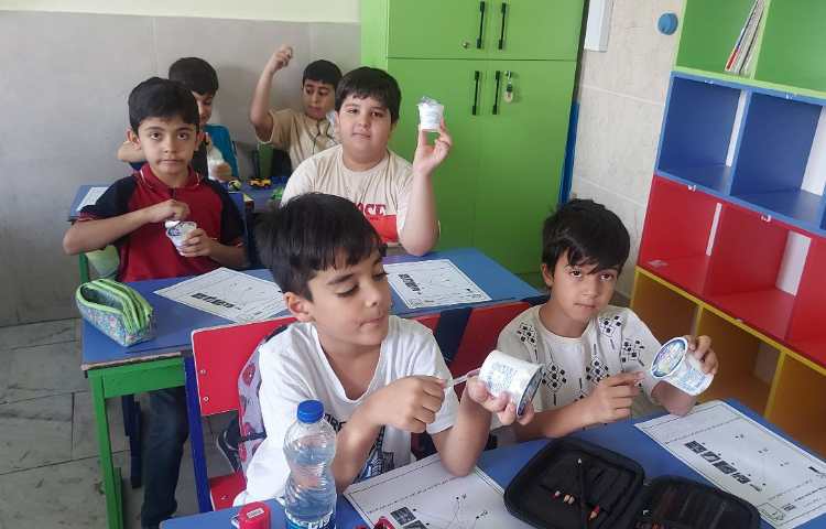 زنگ شیرین میان وعده و توزیع میان وعده در تمامی کلاس ها 4