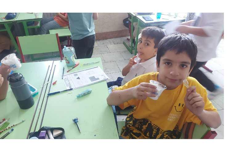 زنگ شیرین میان وعده و توزیع میان وعده در تمامی کلاس ها 6