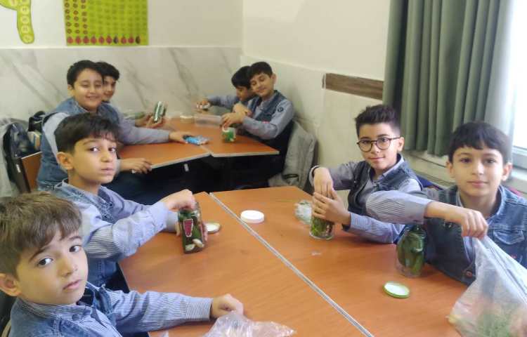 زنگ علوم:درس (از گذشته تا آینده)تهیه خیارشور با همکاری دانش‌آموزان 1