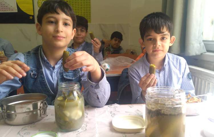 زنگ علوم:میل کردن خیارشورهای دست‌ساز دانش‌آموزان در زنگ ناهار 1