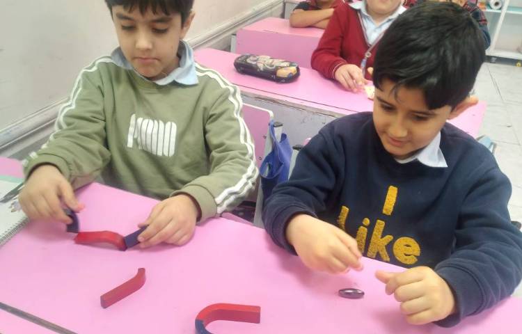 زنگ علوم : آشنایی با نیروی کشش زمین و نیروی بین آهنربا