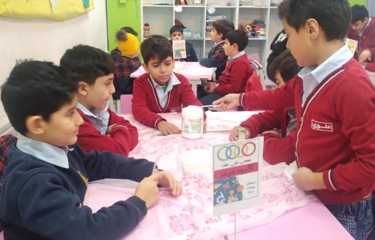 زنگ علوم : انجام ازمایش‌های هفته علوم (اسرار آب و ساحل شنی) 2