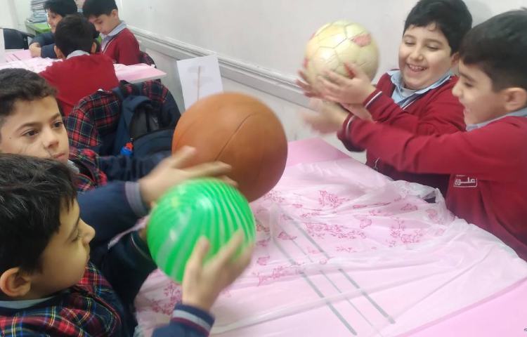 زنگ علوم : انجام ازمایش‌های هفته علوم ( فرار شگفت انگیز و توپ شیطون) 1