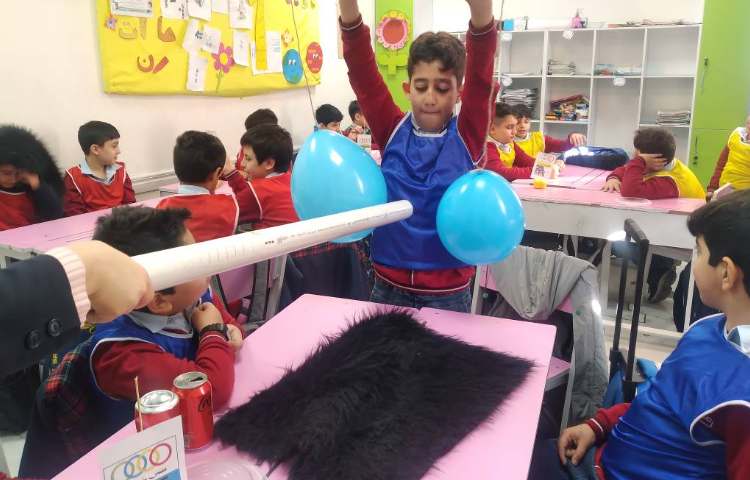 زنگ علوم : انجام ازمایش‌های هفته علوم ( فرار شگفت انگیز و توپ شیطون) 11