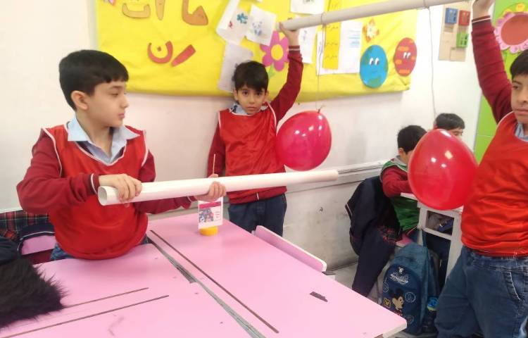 زنگ علوم : انجام ازمایش‌های هفته علوم ( فرار شگفت انگیز و توپ شیطون) 12