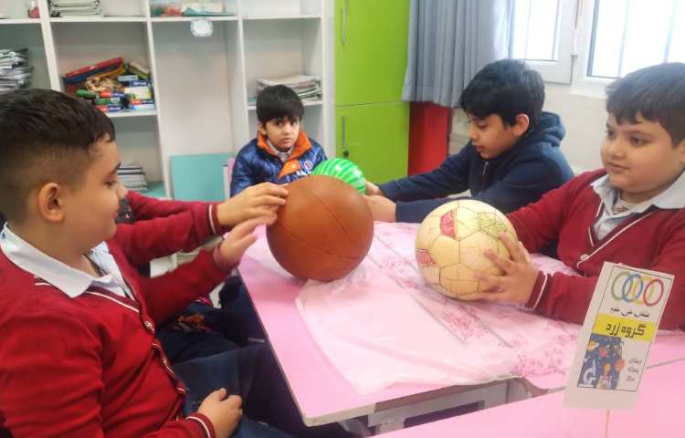 زنگ علوم : انجام ازمایش‌های هفته علوم ( فرار شگفت انگیز و توپ شیطون) 2