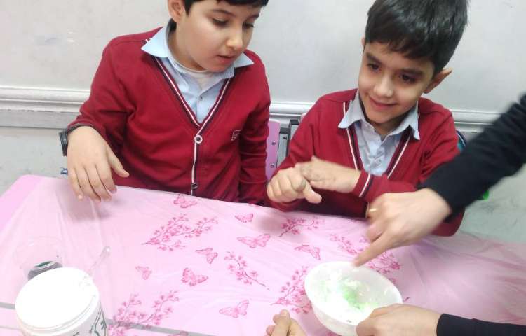 زنگ علوم : انجام ازمایش‌های هفته علوم ( فرار شگفت انگیز و توپ شیطون) 4