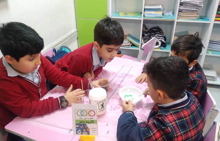 زنگ علوم : انجام ازمایش‌های هفته علوم ( فرار شگفت انگیز و توپ شیطون) 5