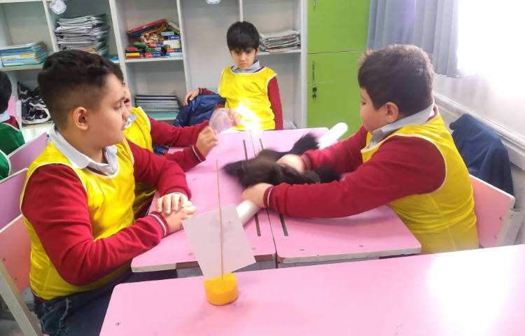 زنگ علوم : انجام ازمایش‌های هفته علوم ( فرار شگفت انگیز و توپ شیطون) 7