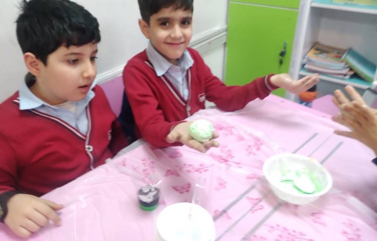 زنگ علوم : انجام ازمایش‌های هفته علوم ( فرار شگفت انگیز و توپ شیطون) 8