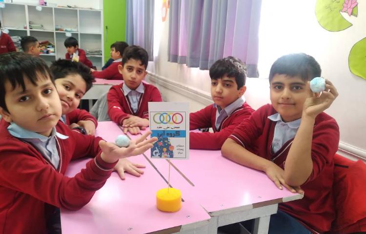 زنگ علوم : انجام ازمایش‌های هفته علوم ( فرار شگفت انگیز و توپ شیطون) 9