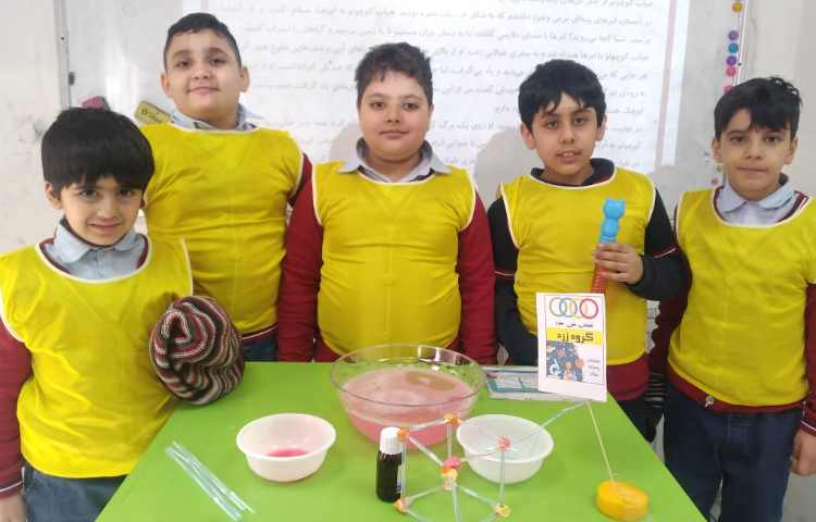 زنگ علوم : انجام ازمایش‌های هفته علوم (نقاشی نمکی و حباب بازی) 1