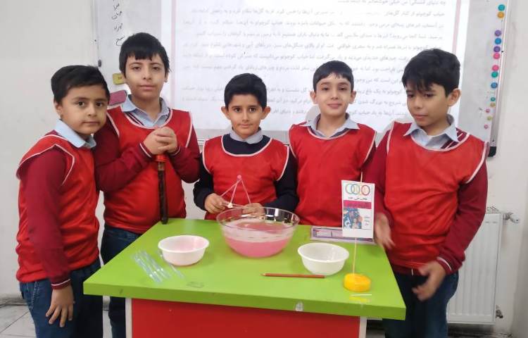 زنگ علوم : انجام ازمایش‌های هفته علوم (نقاشی نمکی و حباب بازی) 2