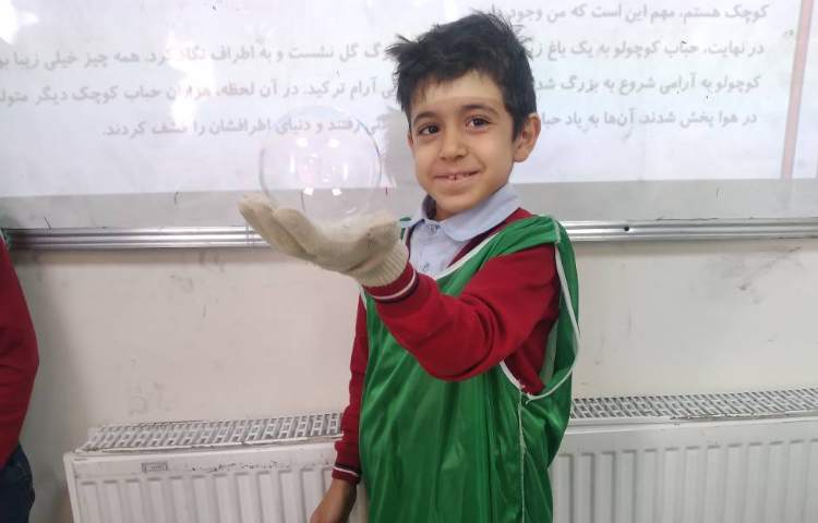 زنگ علوم : انجام ازمایش‌های هفته علوم (نقاشی نمکی و حباب بازی) 6