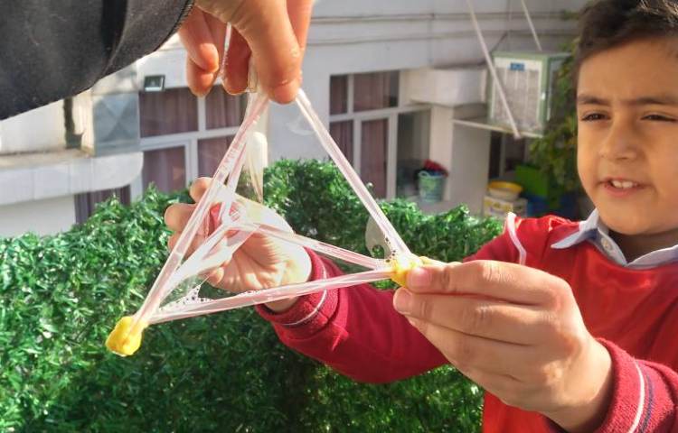 زنگ علوم : انجام ازمایش‌های هفته علوم (نقاشی نمکی و حباب بازی) 7