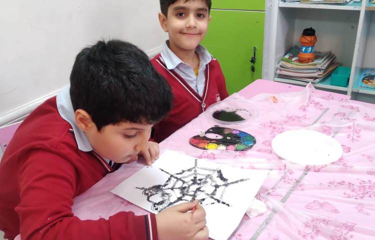 زنگ علوم : انجام ازمایش‌های هفته علوم (نقاشی نمکی و حباب بازی)