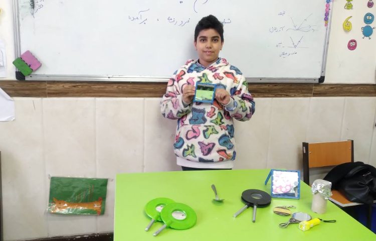 زنگ علوم : تدریس انواع آینه ها(درس نور و مشاهده‌ی اجسام) و انجام آزمایش های مربوط به بازتاب نور 1