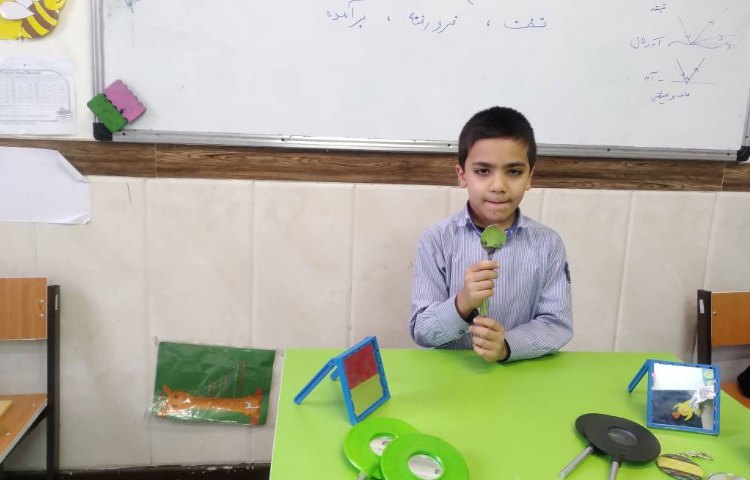 زنگ علوم : تدریس انواع آینه ها(درس نور و مشاهده‌ی اجسام) و انجام آزمایش های مربوط به بازتاب نور 2