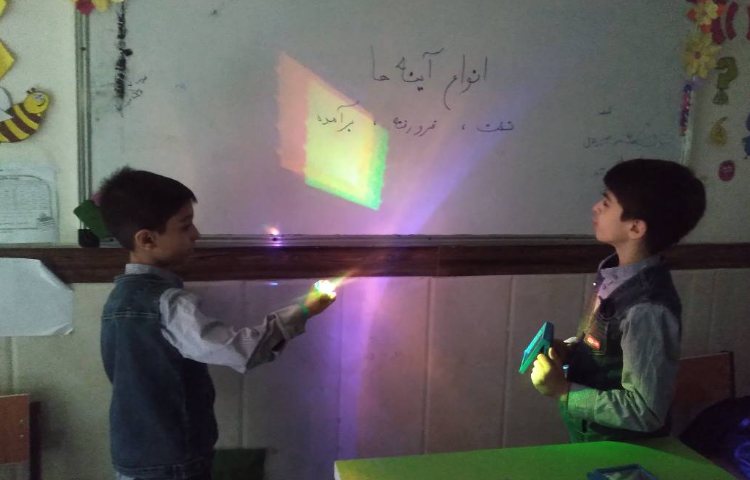 زنگ علوم : تدریس انواع آینه ها(درس نور و مشاهده‌ی اجسام) و انجام آزمایش های مربوط به بازتاب نور 3