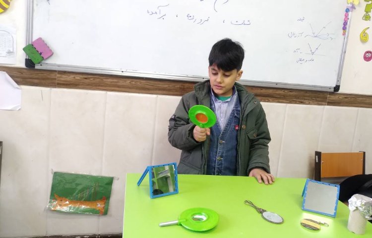 زنگ علوم : تدریس انواع آینه ها(درس نور و مشاهده‌ی اجسام) و انجام آزمایش های مربوط به بازتاب نور