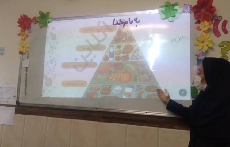 زنگ علوم: تدریس با نمایش فیلم مربوط به درس و انجام فعالیت‌های درس دوم (خوراکی‌ها)