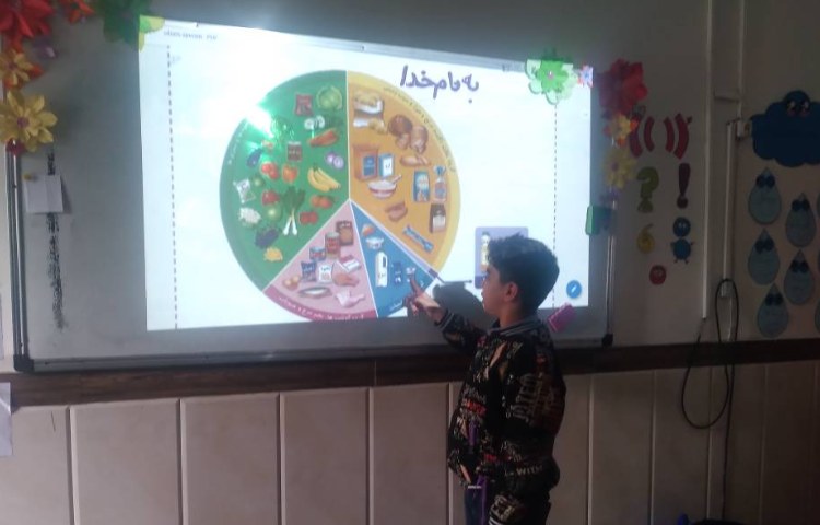زنگ علوم: تدریس با نمایش فیلم مربوط به درس و انجام فعالیت‌های درس دوم (خوراکی‌ها) 2