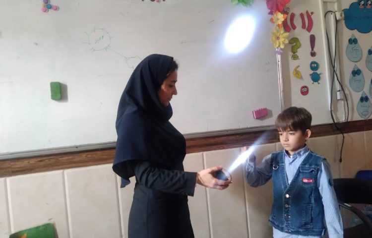 زنگ علوم : تدریس درس نور و مشاهده‌ی اجسام و انجام آزمایش های مربوط به درس 1