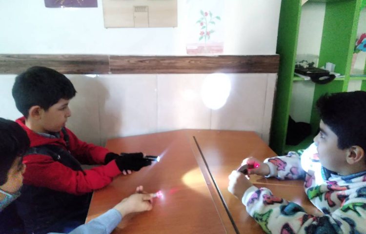 زنگ علوم : تدریس درس نور و مشاهده‌ی اجسام و انجام آزمایش های مربوط به درس 2