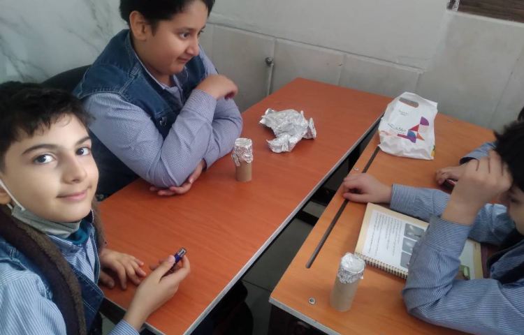 زنگ علوم : تدریس درس نور و مشاهده‌ی اجسام و انجام آزمایش های مربوط به درس