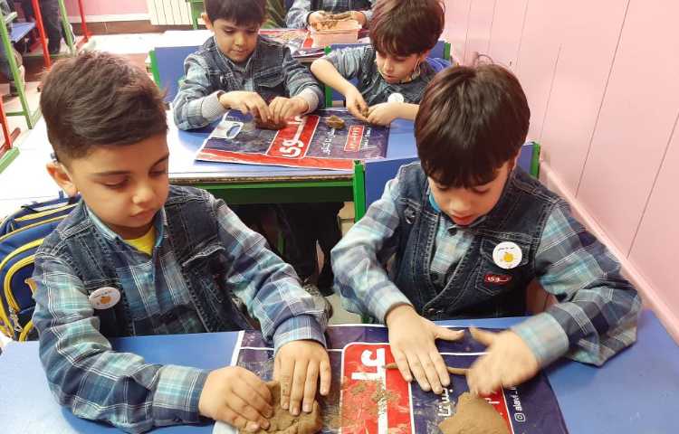 :زنگ علوم ( فصل سنگها) دانشمندان کوچک درحال ساخت کاسه های سفالی 1