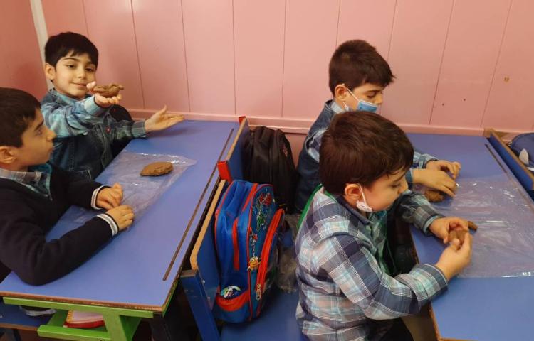 :زنگ علوم ( فصل سنگها) دانشمندان کوچک درحال ساخت کاسه های سفالی 2