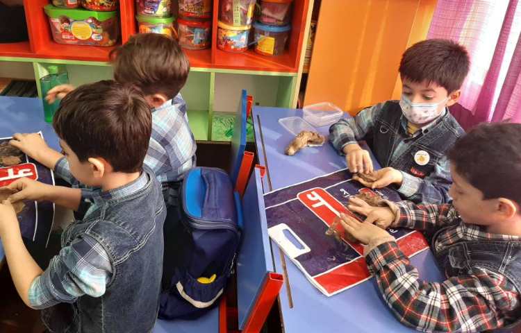 :زنگ علوم ( فصل سنگها) دانشمندان کوچک درحال ساخت کاسه های سفالی 3