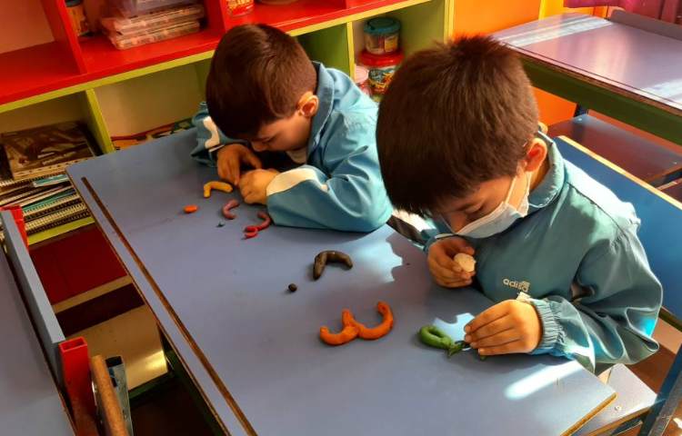 :زنگ فارسی، آموزش حروف همراه خمیربازی 1