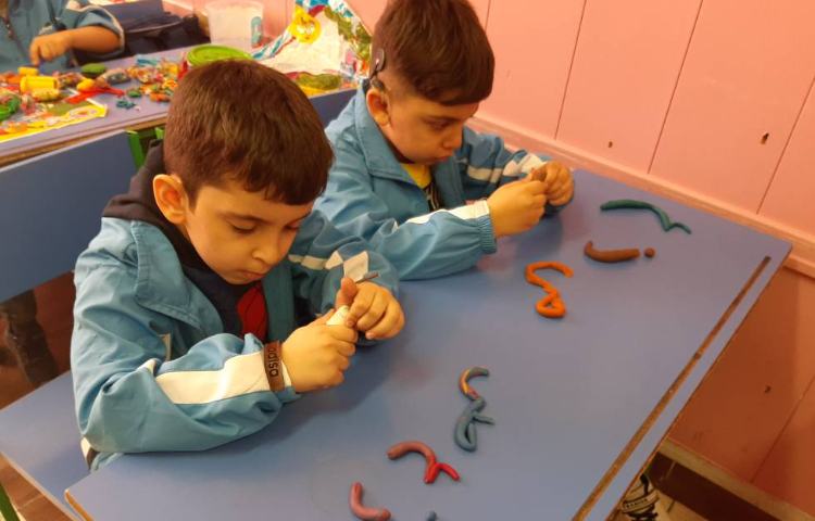 :زنگ فارسی، آموزش حروف همراه خمیربازی