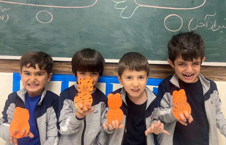 زنگ فارسی: آموزش نشانه‌ی (ب) و ساخت ببر انگشتی 1