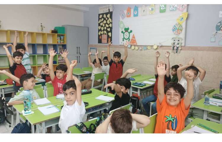زنگ فارسی املای خلاق با کاغذ های مچاله شده رنگی. 0