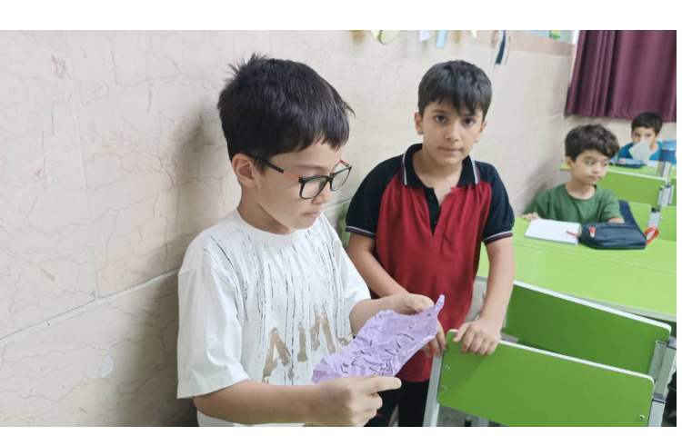 زنگ فارسی املای خلاق با کاغذ های مچاله شده رنگی. 1