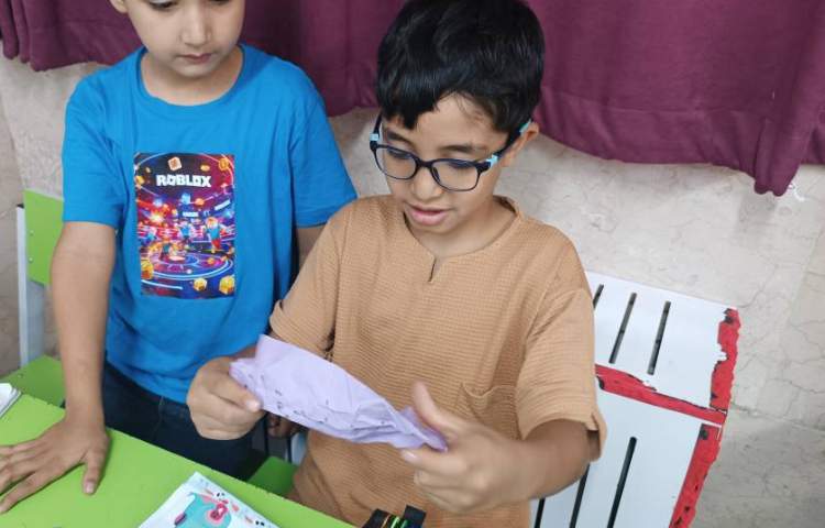 زنگ فارسی املای خلاق با کاغذ های مچاله شده رنگی. 3